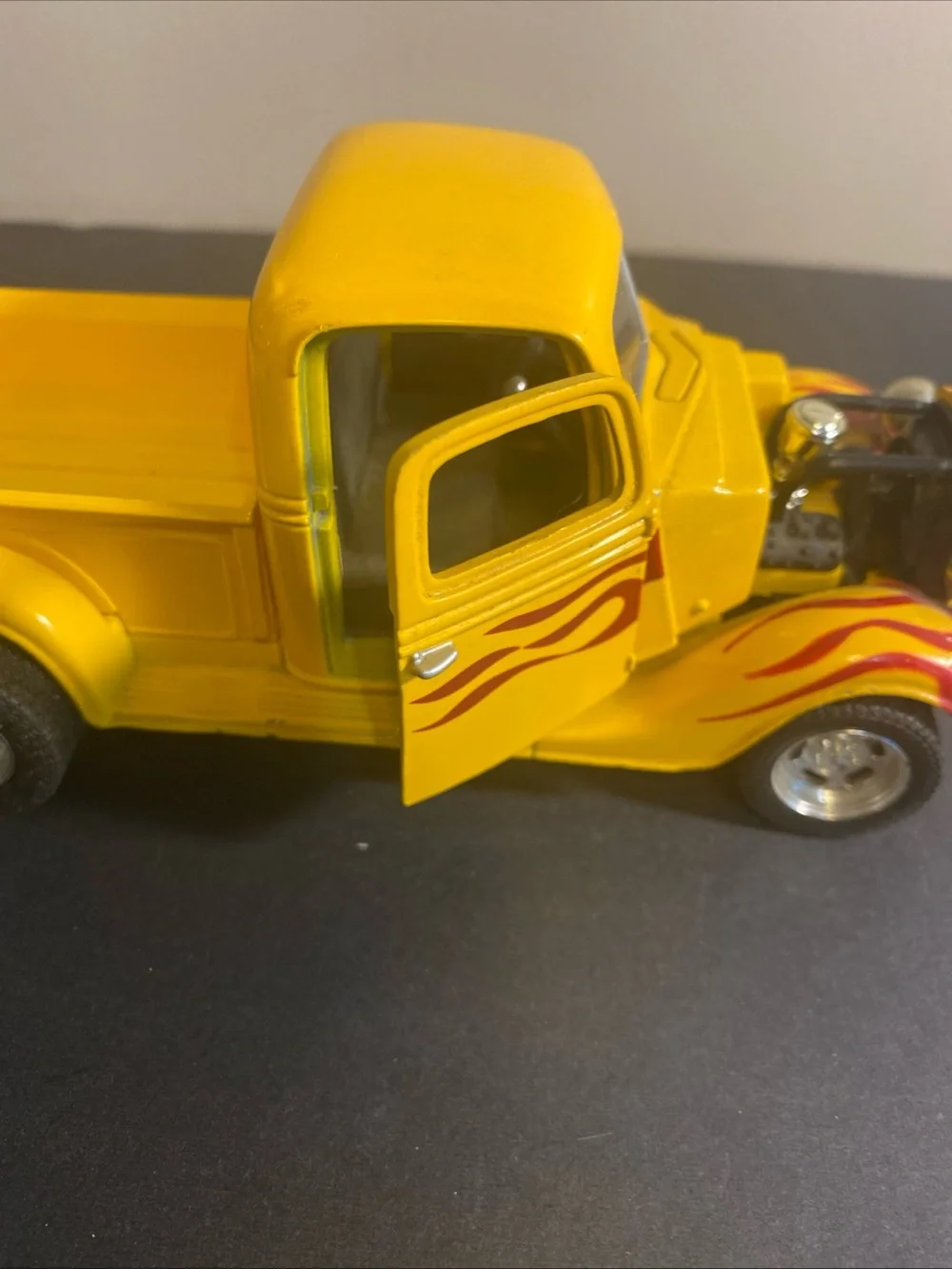 Testors 1/24 Die Cast 1937 Ford‎ Pickup Model Kit Gold Series, Assembled